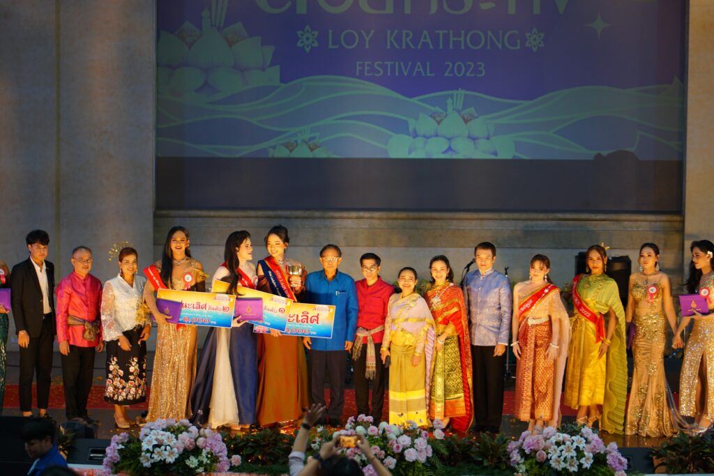 นักศึกษารับรางวัลประกวดเทพีนพมาศi;,