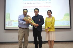 คณบดีมอบดอกไม้เดือนมิ.ย. 67-7
