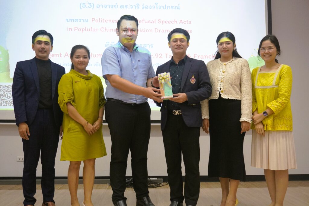 คณบดีมอบดอกไม้เดือนมิ.ย. 67