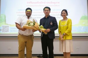 คณบดีมอบดอกไม้เดือนมิ.ย. 67-16