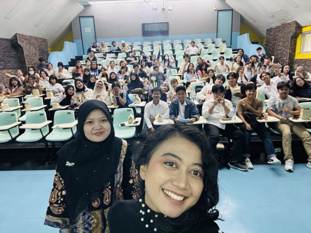 English Program organized a seminar on academic discussion entitled “Think Critically, Speak Academically: From Media Literacy to Strong Discussion.”