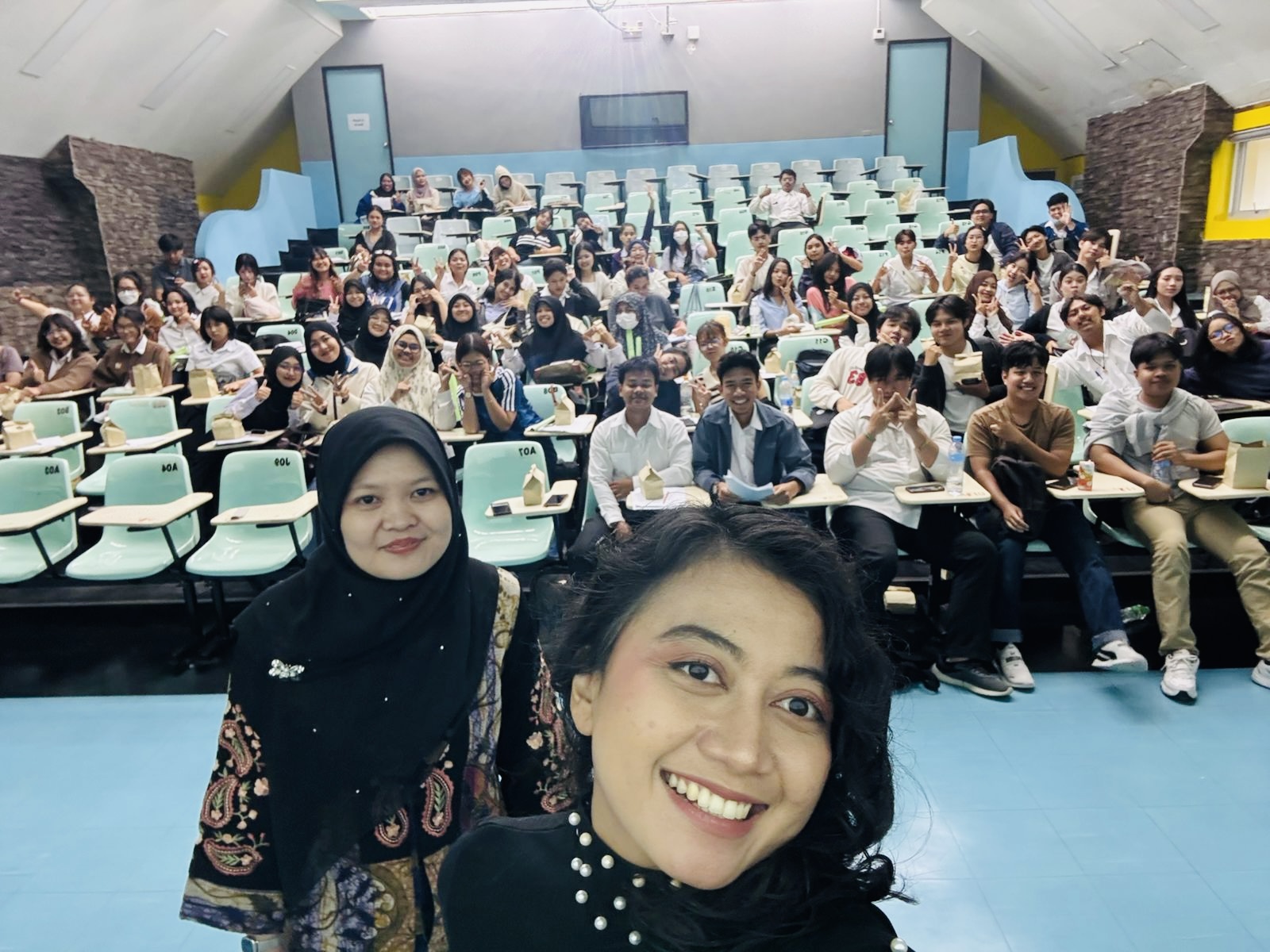 English Program organized a seminar on academic discussion entitled “Think Critically, Speak Academically: From Media Literacy to Strong Discussion.”