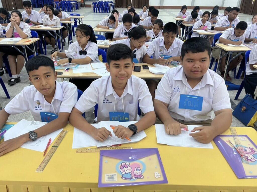 อาจารย์และนักศึกษษภาษาไทยเพื่อการสื่อสาร ร่วมเป็นวิทยากร "ค่านภาษษไทยพบนักเขียน 68" ณ โรงเรียนฉวางรัชดาภิเษก