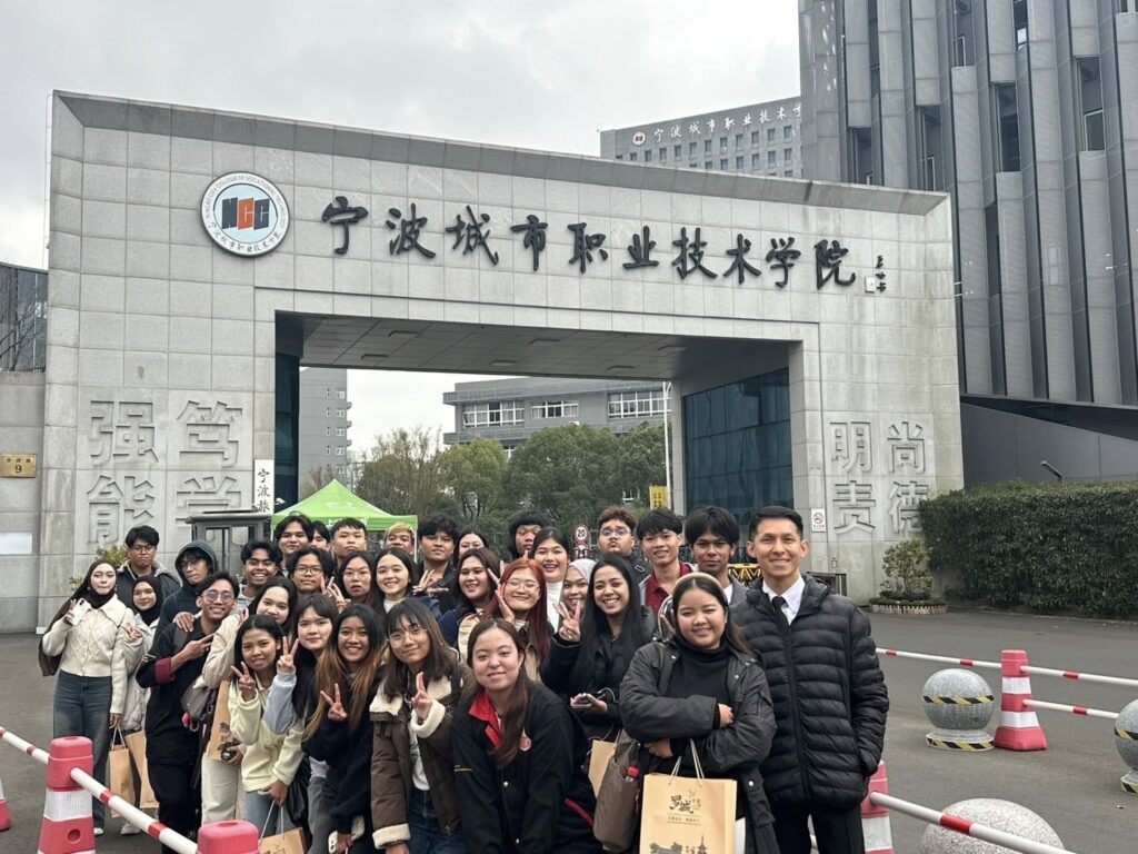 เปิดโลกสากลสู่ภาษาจีน นักศึกษาศิลปศาสตร์ ภาษาจีน ม.วลัยลักษณ์ เข้าร่วมโครงการแลกเปลี่ยน ณ เมืองหนิงโป ประเทศจีน