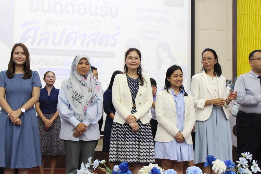 คณาจารย์มอบเข็มที่ระลึก ในกิจกรรมปฐมนิเทศนักศึกษาใหม่ ประจำปีการศึกษา 2569