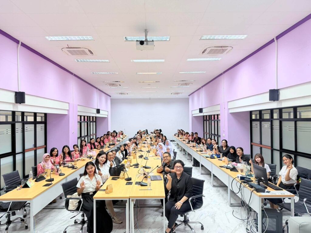 สาขาภาษาไทยเพื่อการสื่อสาร จัดบรรยายพิเศษ “เล่าเรื่องให้โลกฟัง” โดยนักเขียนชื่อดัง “รอมแพง”