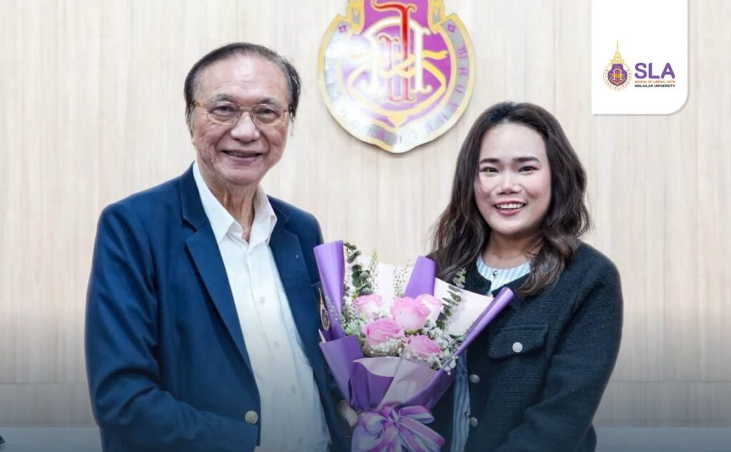 อาจารย์กวินสรา สุดใจ รับช่อดอกไม้แสดงความยินดีในโอกาสได้รับการรับรอง UKPSF ระดับ Fellow