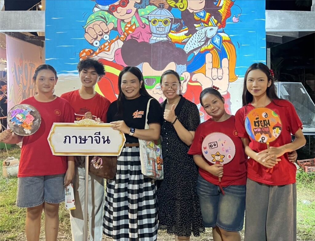 สาขาวิชาภาษาจีน สำนักวิชาศิลปศาสตร์ ม.วลัยลักษณ์ ร่วมสร้างสีสันในงาน “เรี่ยมเรี่ยม Thasala Festival 2026” ถ่ายทอดเสน่ห์ภาษาและวัฒนธรรมจีนผ่านกิจกรรมสร้างสรรค์ พร้อมส่งเสริมการเรียนรู้นอกห้องเรียน
